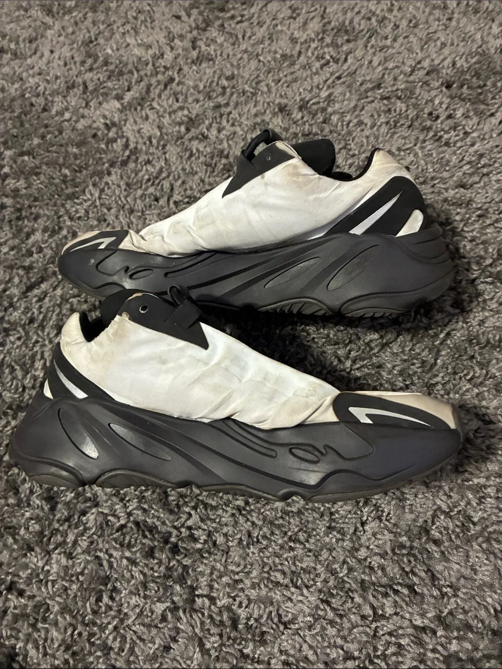 Adidas Yeezy 700